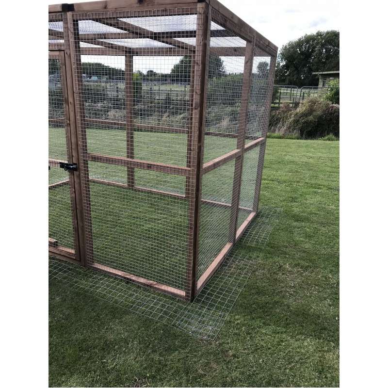 Mesh skirt outlet for rabbit run